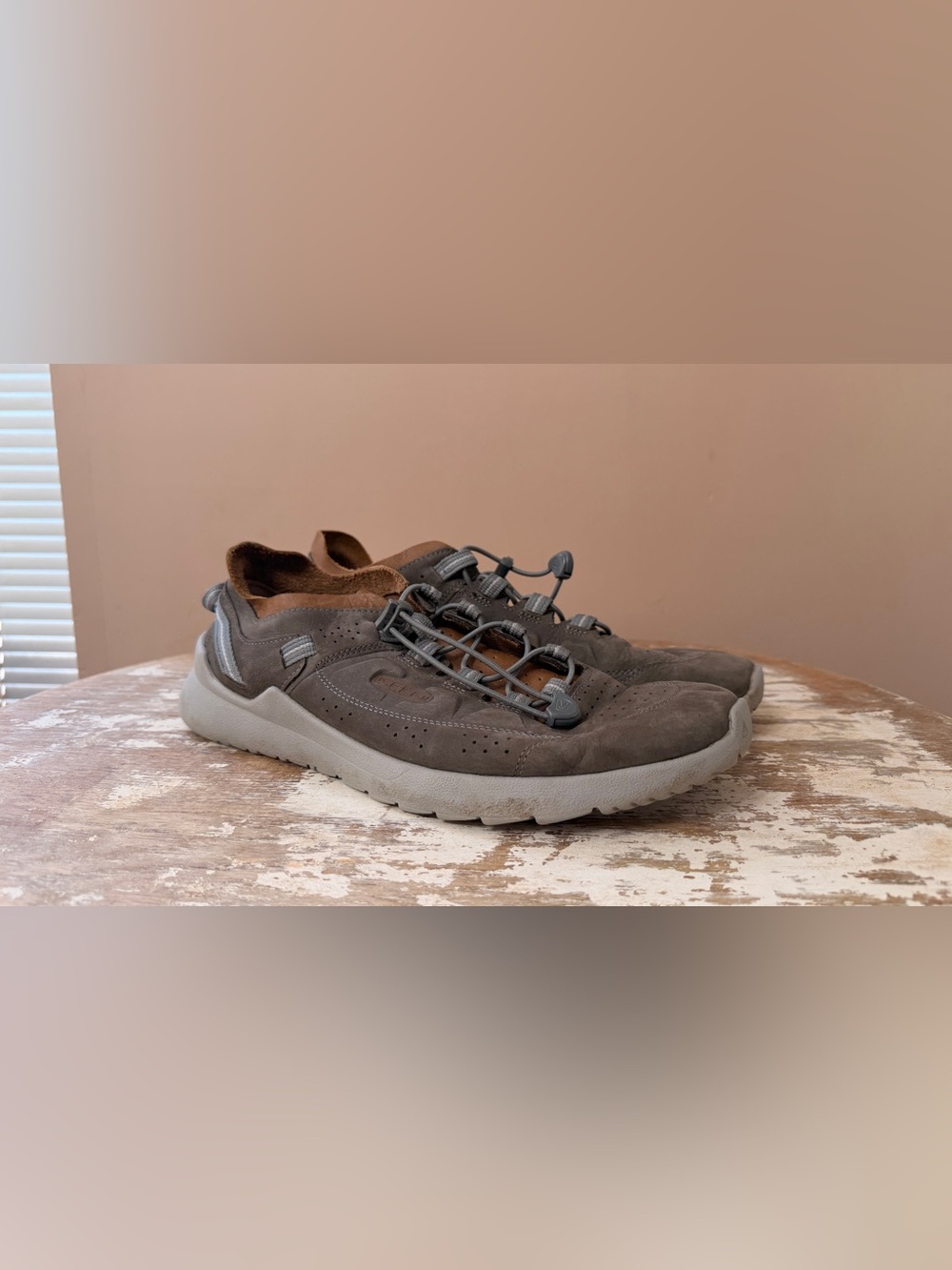 Keen Brown Gray Leather Slip-On tennis shoes with Elastic Bungee